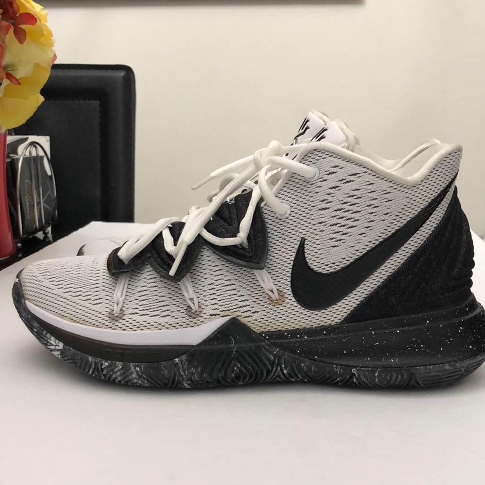 NIKE KYRIE 5 OREO BASKETBALL SNEAKERS MENS SIZE 9
